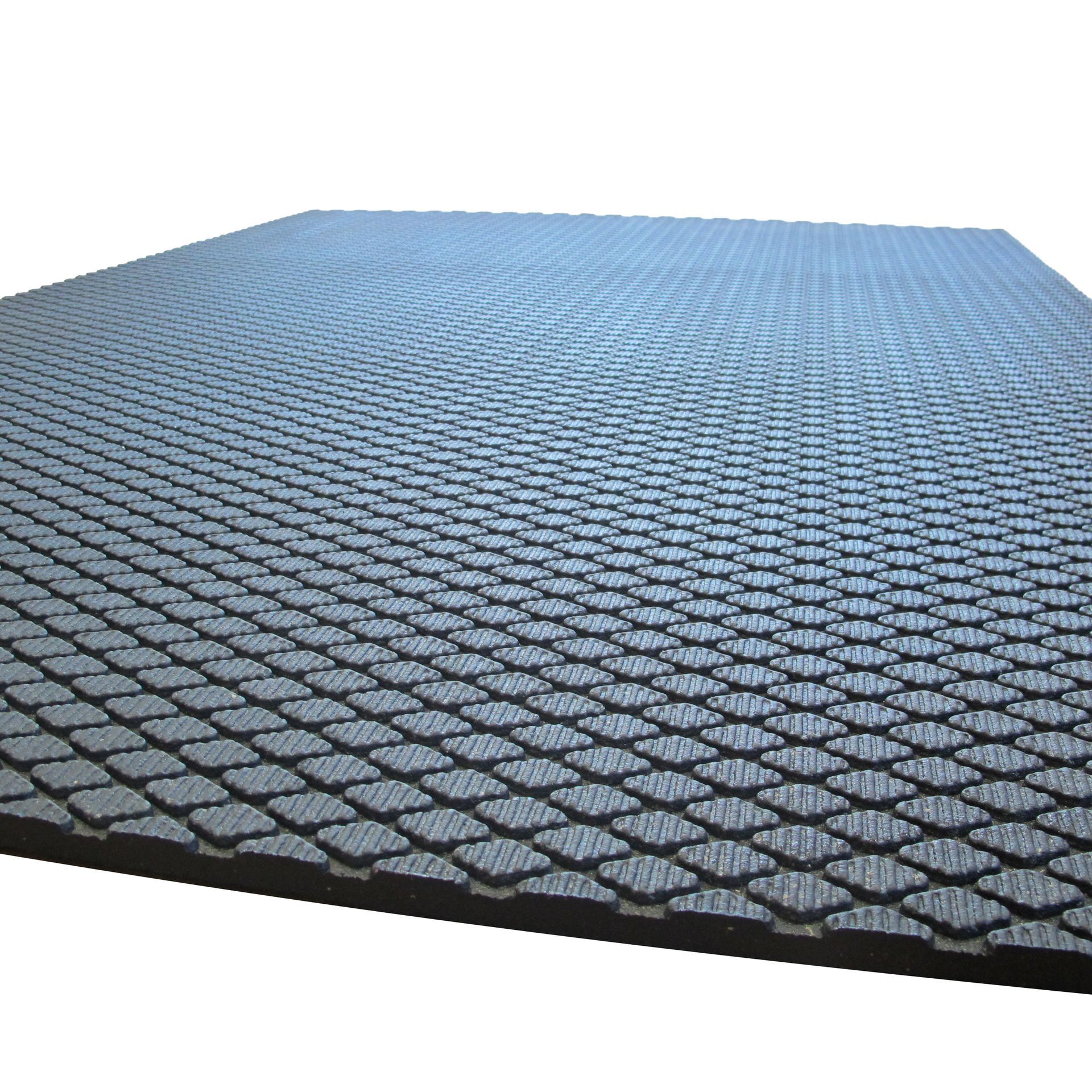 Un tapis rectangulaire gris foncé avec un motif en forme de losange, légèrement incliné vers le haut sur un fond blanc.