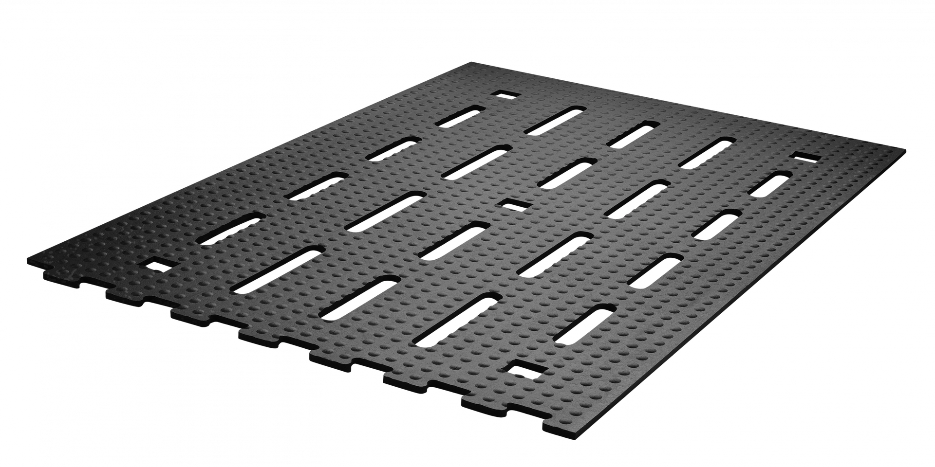 Tôle métallique noire perforée avec des rangées de fentes rectangulaires, représentée en biais.