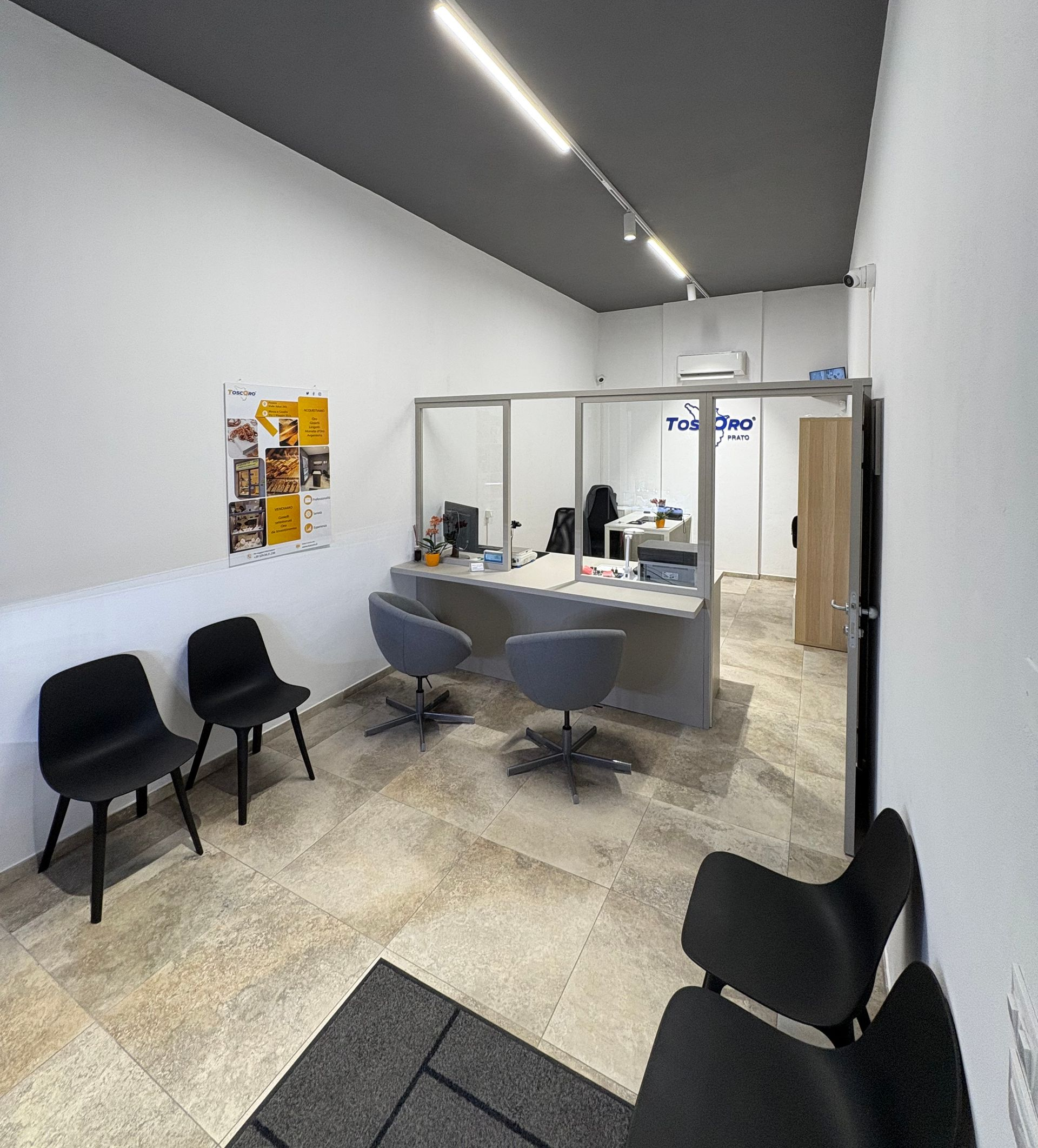 Interno del negozio Compro Oro Toscoro a Prato