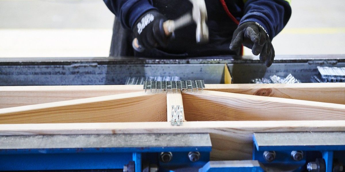 Installation guide information for roof trusses and wall frames.