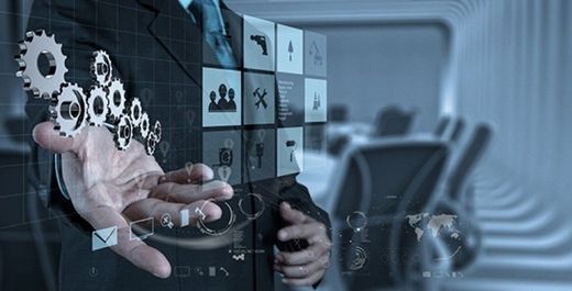 Uomo d'affari che utilizza un'interfaccia touchscreen con icone a forma di ingranaggio e cubi di dati in un moderno ambiente d'ufficio.