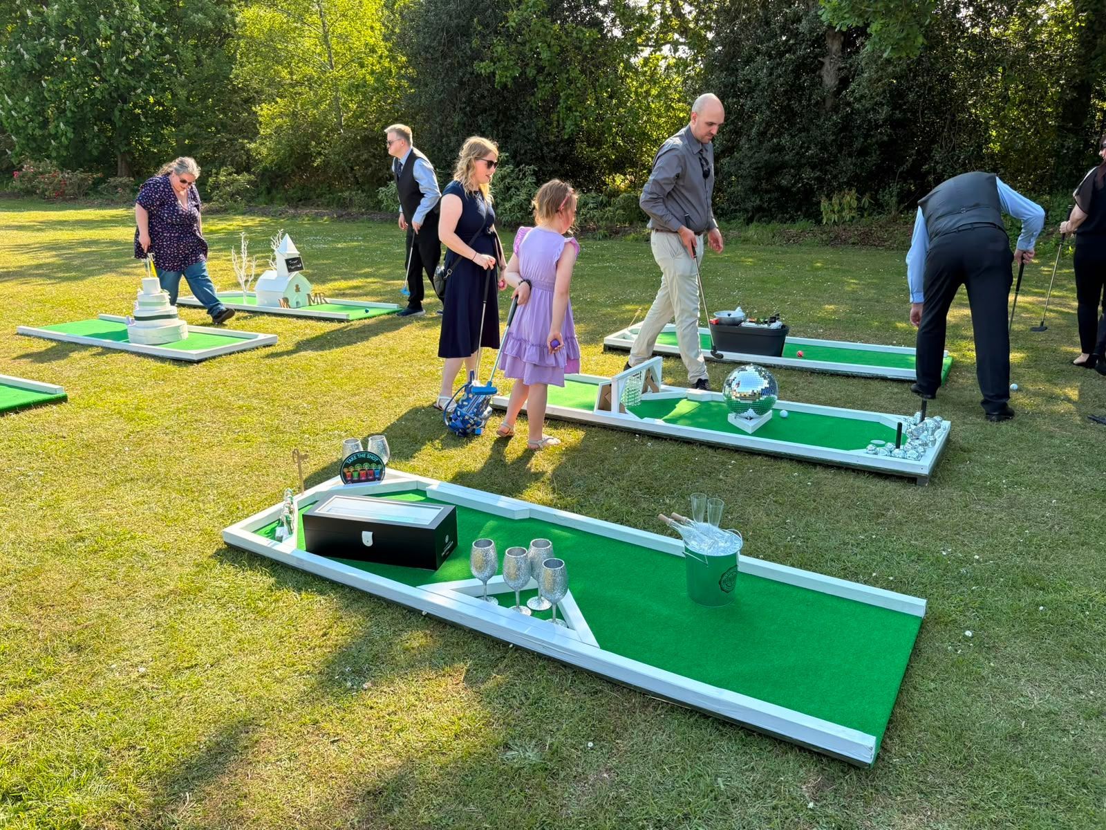 Garden party mini golf with colourful balloons