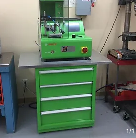 Machine industrielle vert vif sur une armoire à outils verte dans un atelier