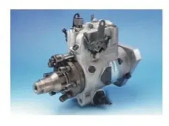 Pompe hydraulique industrielle en métal sur fond bleu clair