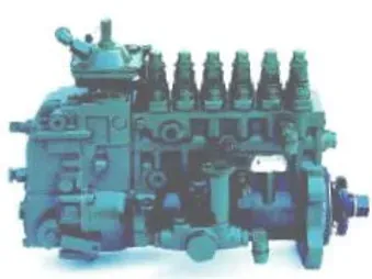 Groupe motopompe ou moteur industriel turquoise avec plusieurs composants verticaux sur fond blanc