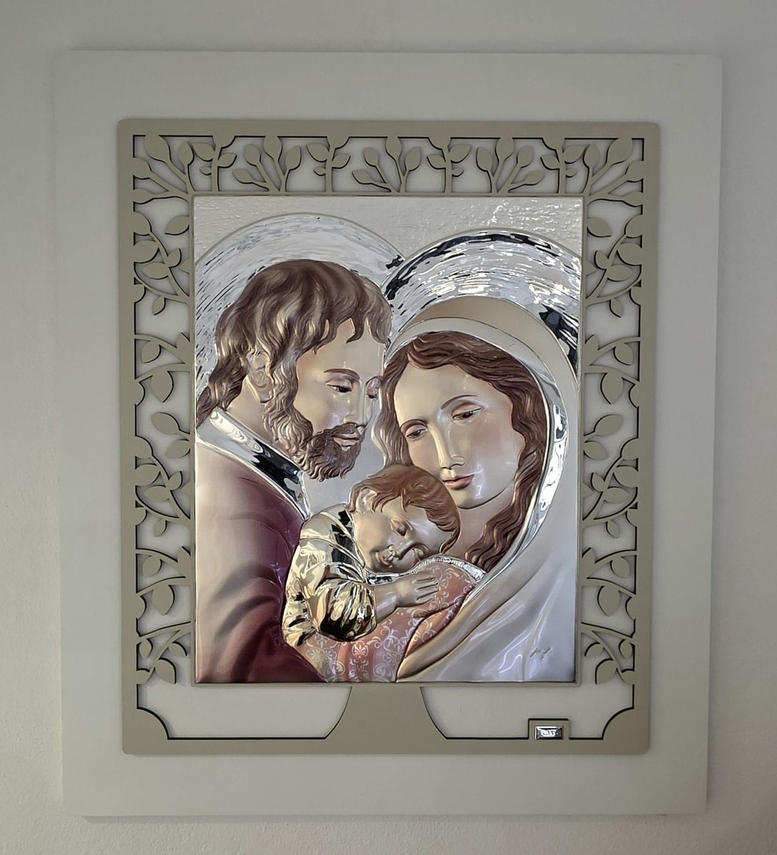 Opera raffigurante la Sacra Famiglia in una cornice decorativa.