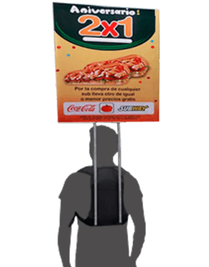Persona con un cartel publicitario anunciando una oferta de 2x1. Incluye la imagen de una pizza y los logotipos