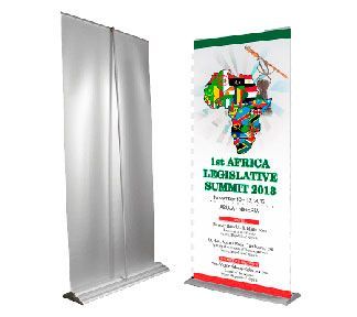 Banners enrollables. Uno en blanco y otro para la 1.ª Cumbre Legislativa Africana de 2018; gráfico del mapa del continente.