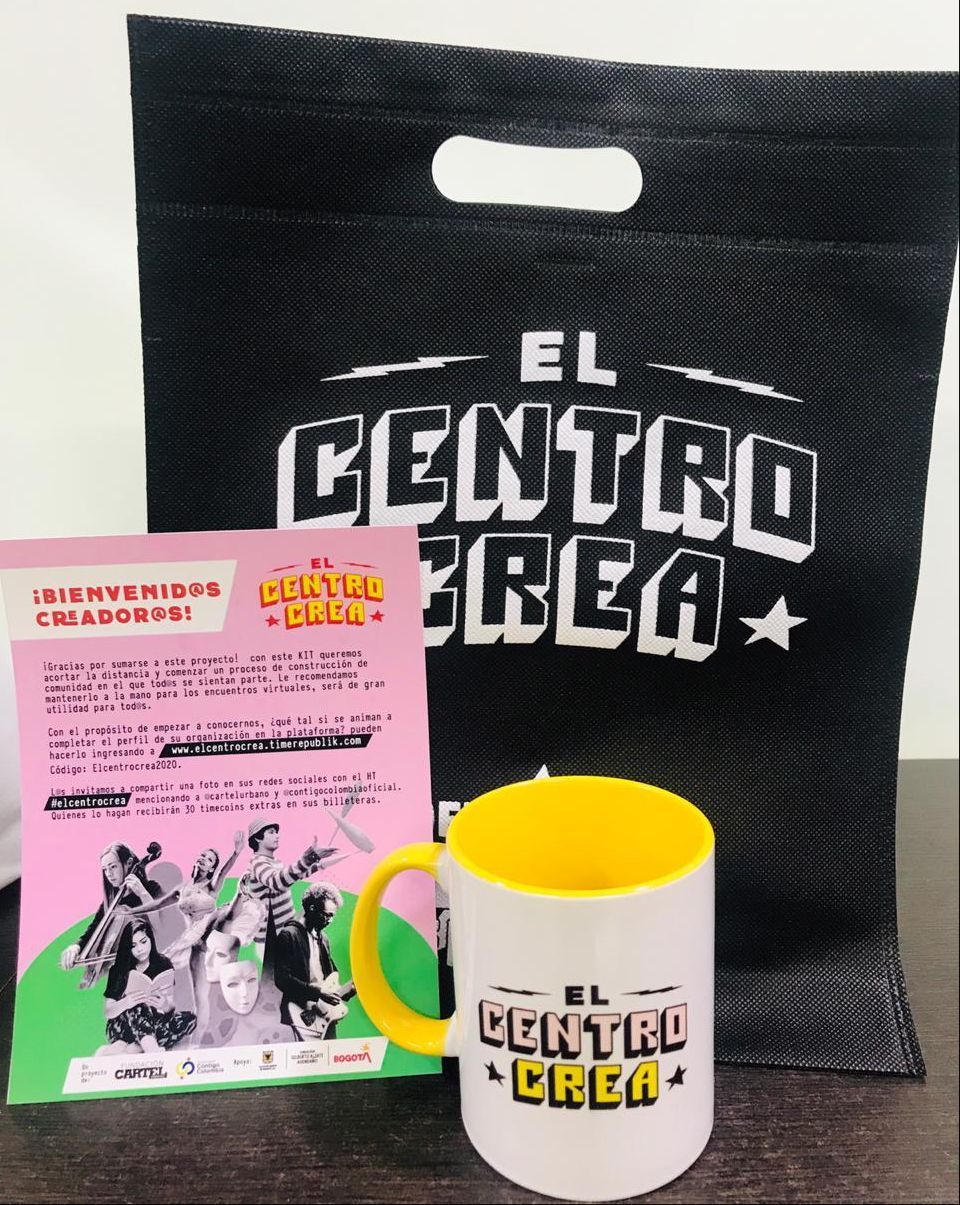 Bolsa de tela negra, taza de café y volante con el logo y personajes de