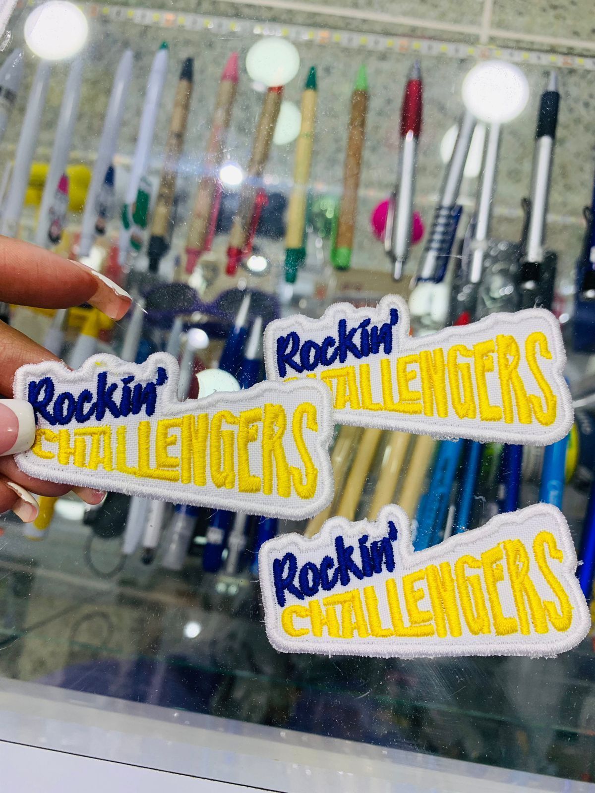Tres parches bordados con el texto