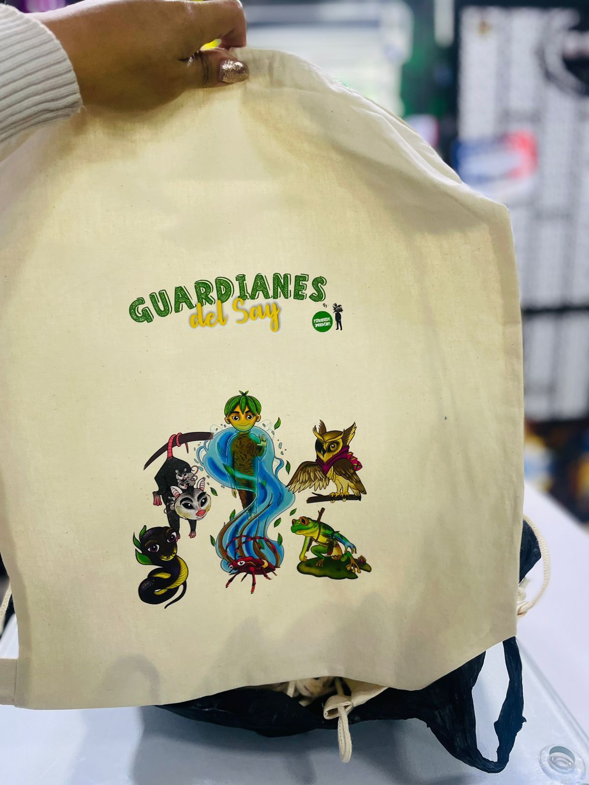 Bolsa de mano de color crema con la inscripción 
