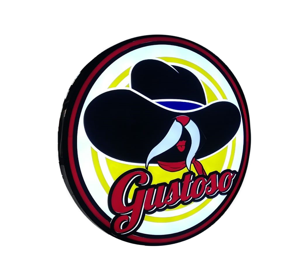 Logotipo circular con sombrero de vaquero negro, pajarita roja y la palabra