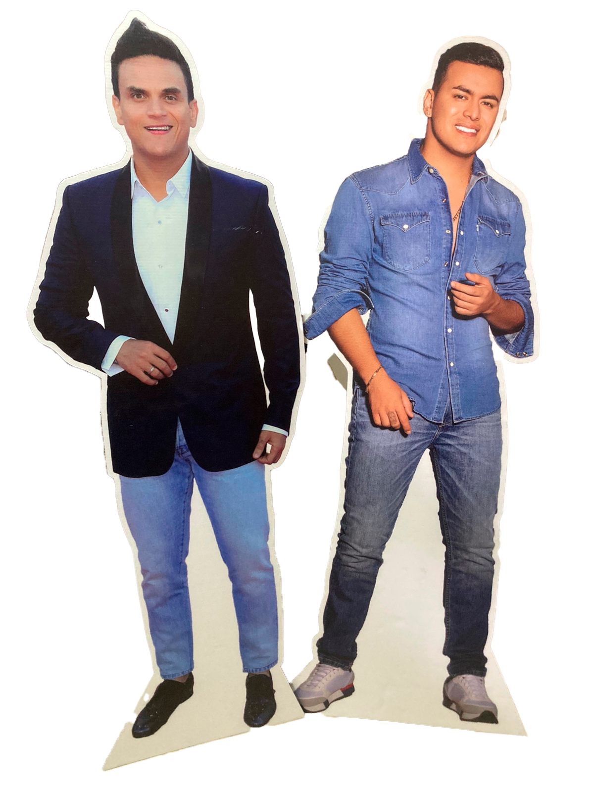 Dos figuras de cartón de hombres. Uno con blazer y el otro con vaqueros. Están uno al lado del otro sobre un fondo blanco.