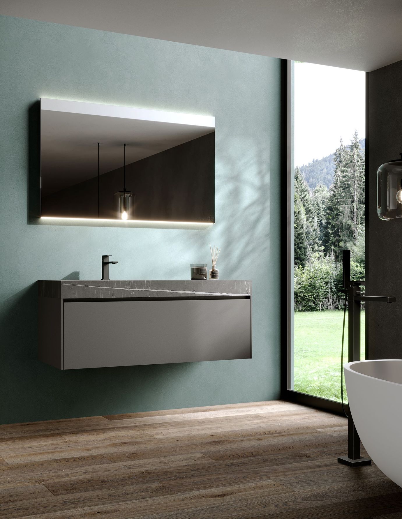 Mobile da bagno moderno con specchio, asciugamani e vista sul giardino.