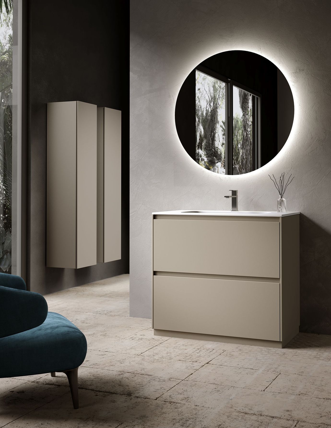 Bagno moderno con mobile lavabo grigio sospeso, grande specchio e finestra con vista sull'esterno.
