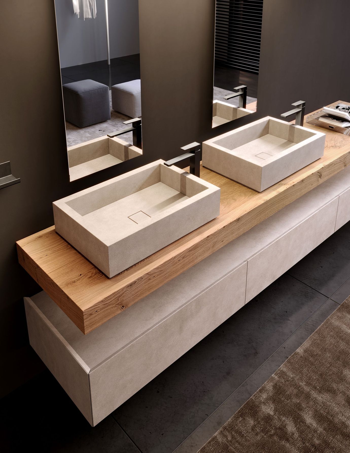 Mobile bagno con due lavandini rettangolari su una mensola in legno chiaro, contro una parete scura.