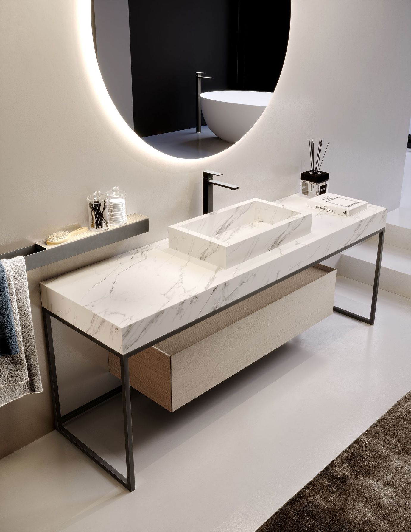 Bagno moderno con mobile lavabo, specchio, armadio in legno scuro, vista sulla città.