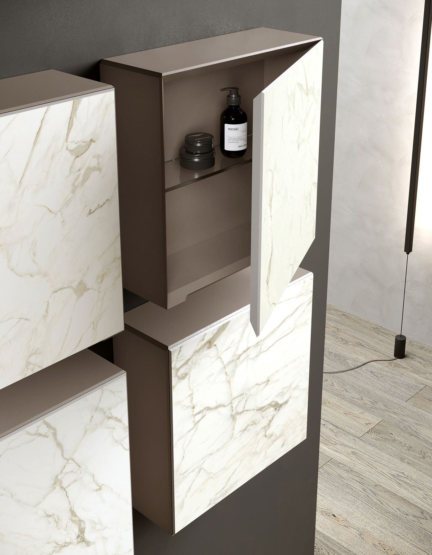 Mobili da bagno sospesi con ante con motivo marmoreo. Un'anta del mobile è aperta e contiene i prodotti da bagno.