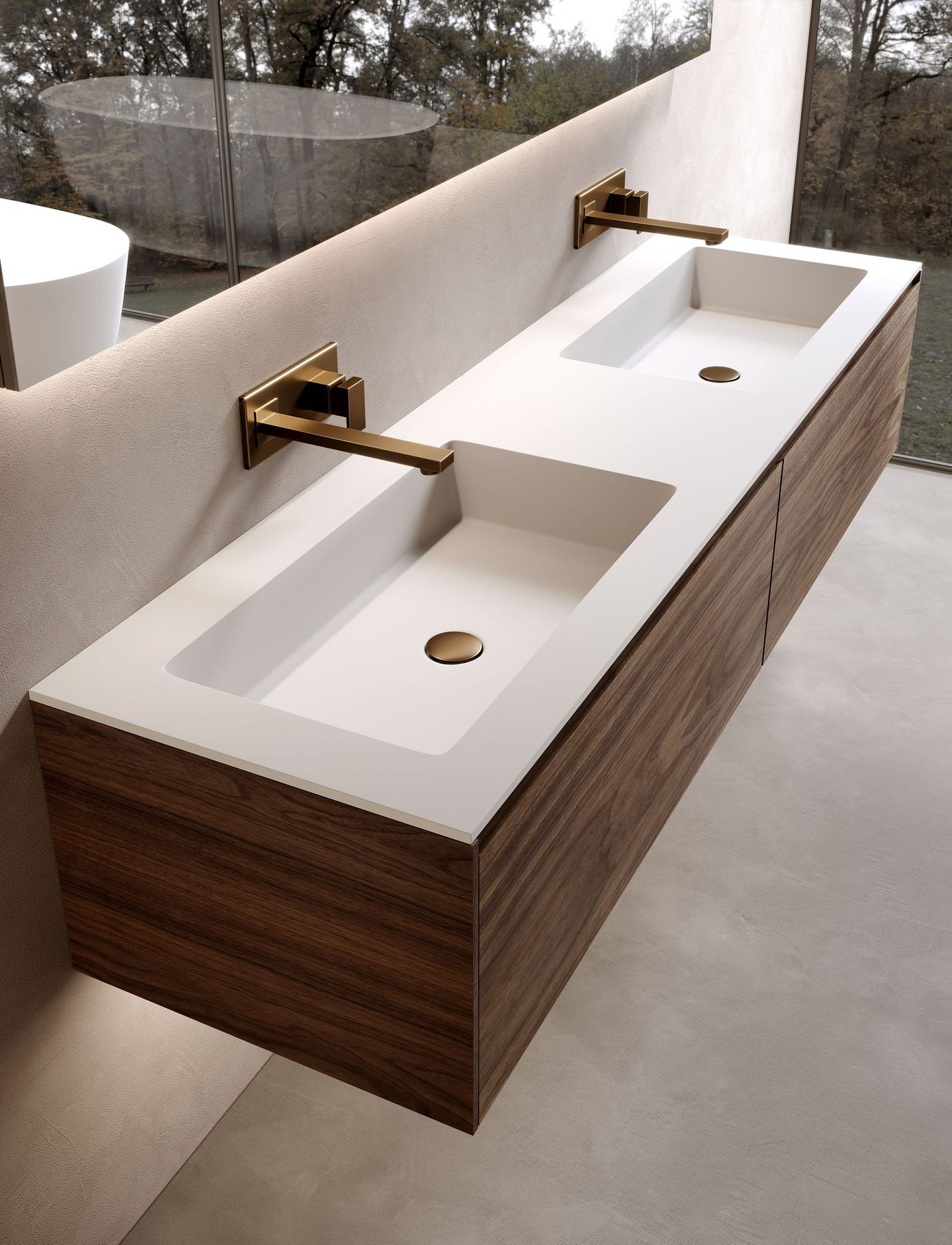 Mobiletto da bagno con cassetto aperto, finitura effetto legno, contenente asciugamani, articoli da toeletta e bicchieri trasparenti.