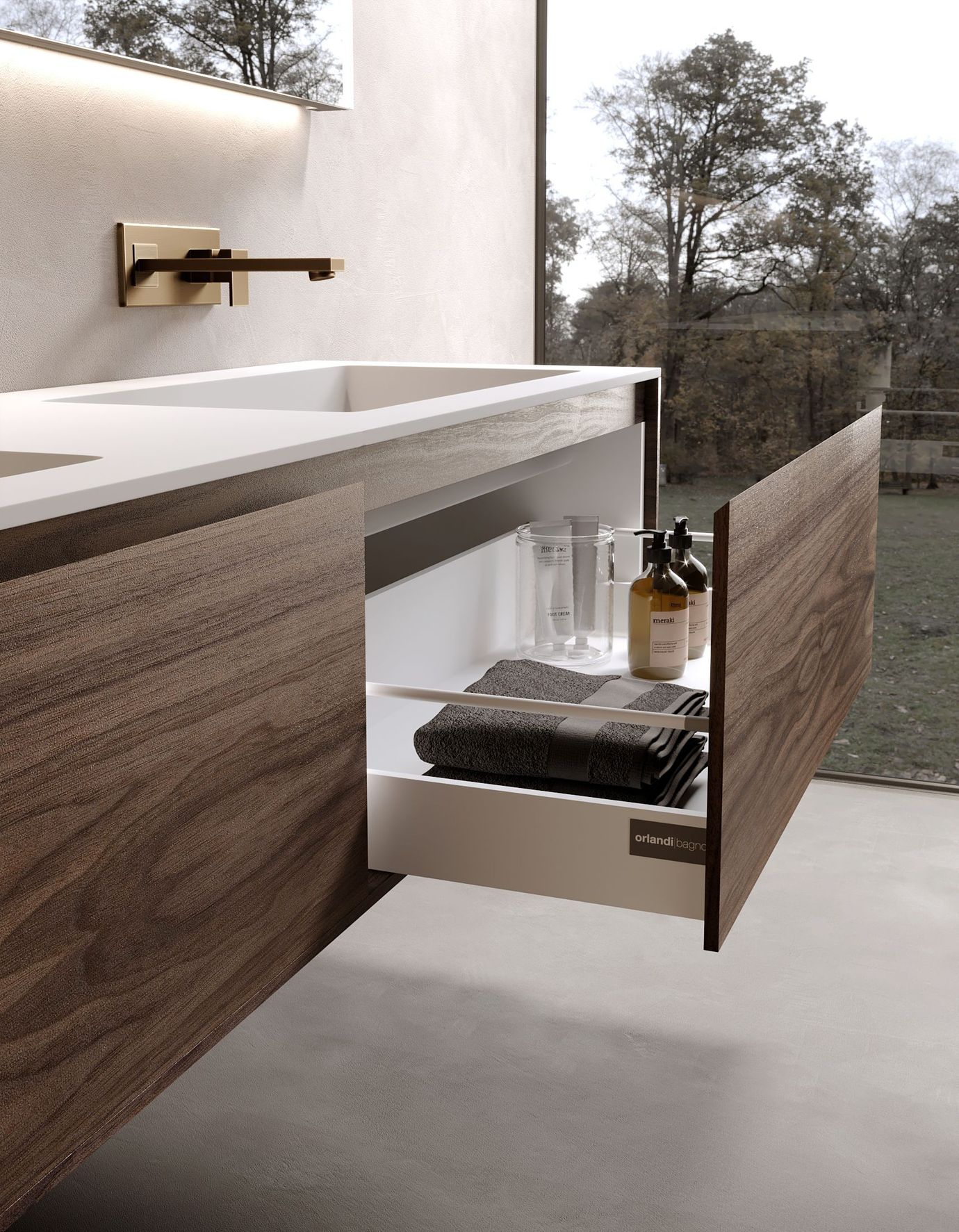 Bagno moderno con ampio specchio, mobile lavabo e vasca da bagno, con vista sulla natura circostante.