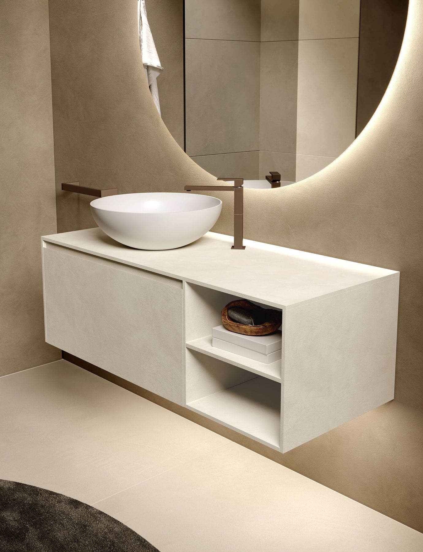 Doccia bianca e minimalista con porta in vetro e soffione a pioggia.