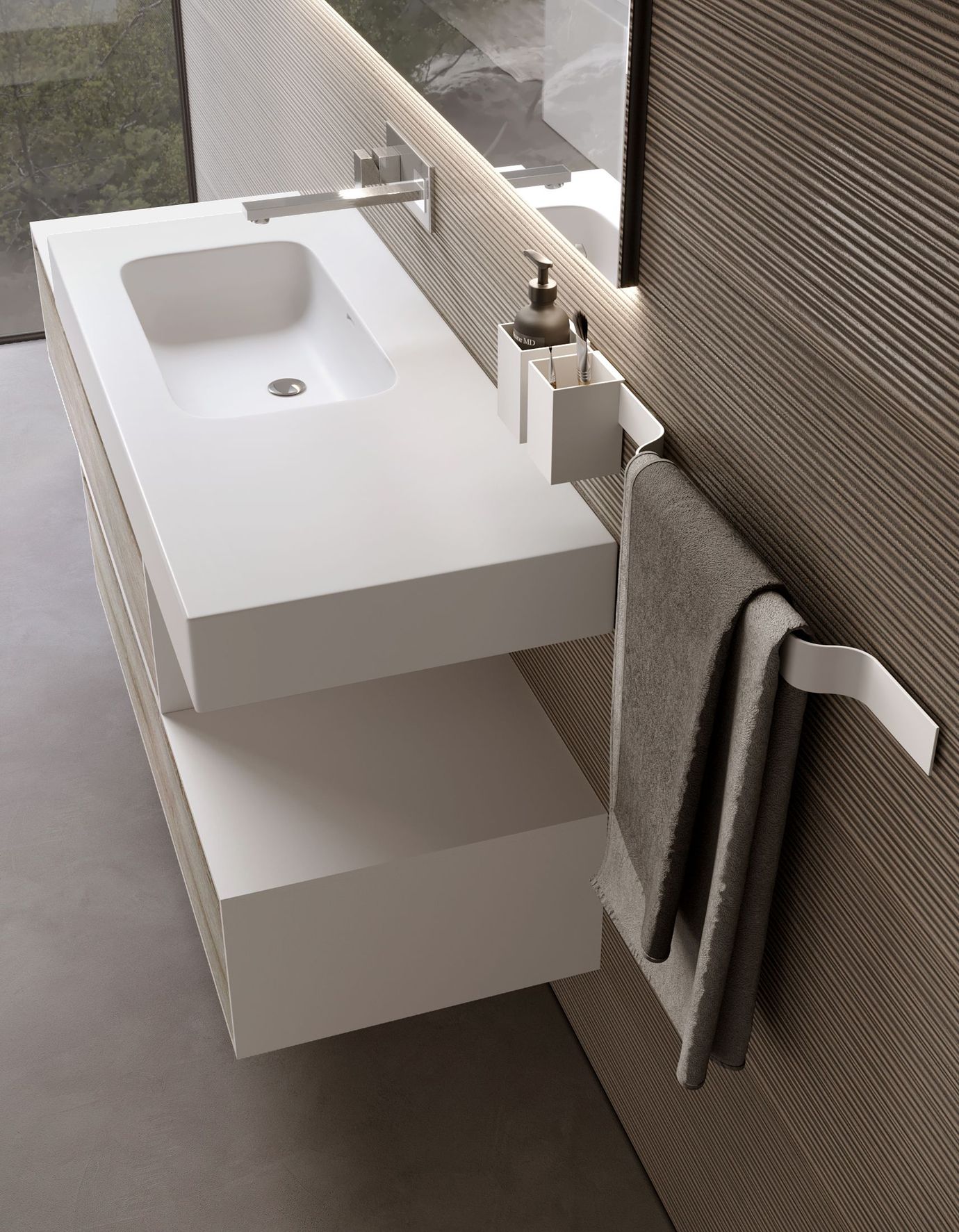 Mobile da bagno bianco sospeso con due cassetti e un lavandino rettangolare contro una parete strutturata; specchio sopra.