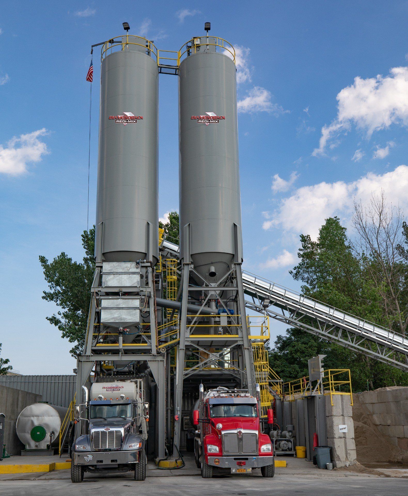 Trucks that offer concrete delivery services in East Orange, NJ
