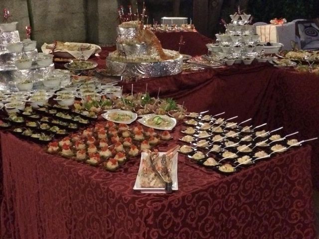 Un bicchiere di gin tonic con ghiaccio e una cannuccia su un tavolo.