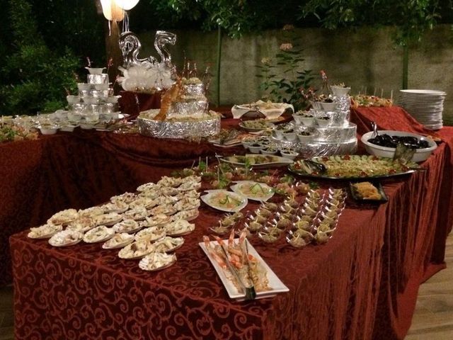 Un tavolo sormontato da piatti di cibo e pane.