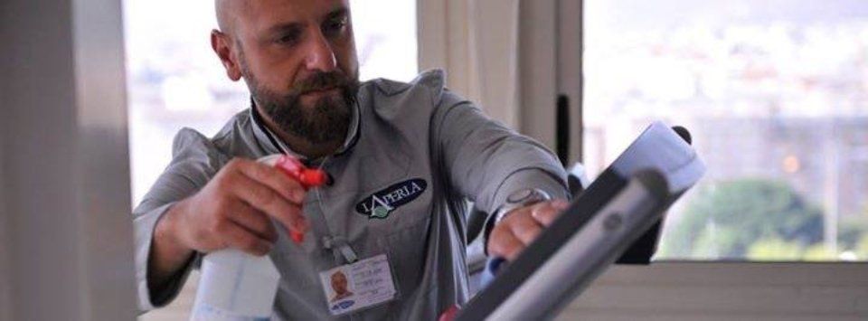 Un uomo in giacca e cravatta stringe la mano a un altro uomo in un ufficio.