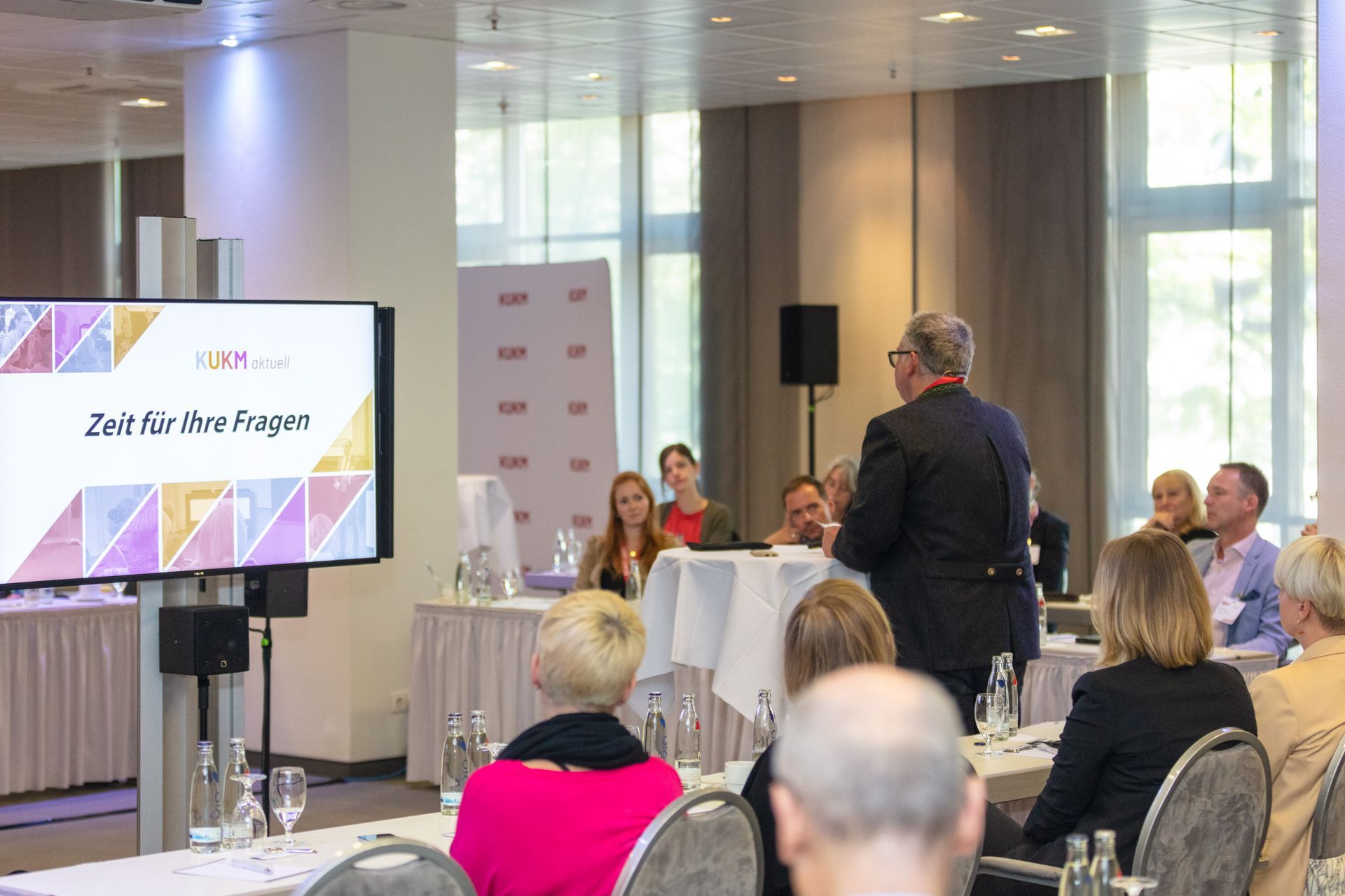 Referent beantwortet Fragen nach seinem Vortrag bei der Seminarreihe KUKM aktuell 2023