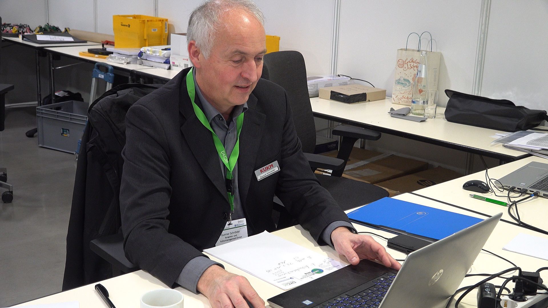 Mitarbeiter von Kongress- und Kulturmanagement (KUKM) im Back-Office vor Ort beim Deutschen Krebskongress 2024
