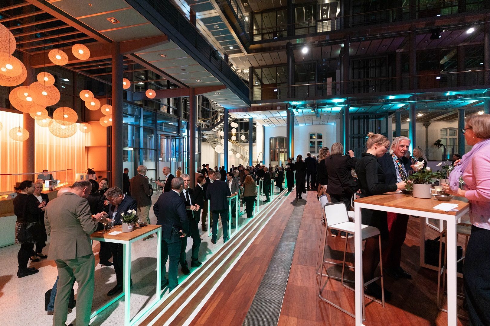 Impressionen vom Politischen Abend zum Deutschen Krebskongress 2024 in der Telekom Hauptstadtrepräsentanz: Ansicht von hinten