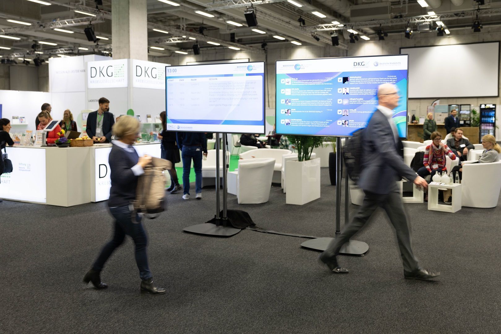 zwei große Programmdisplays in der Medien-Lounge unmittelbar beim Stand der DKG