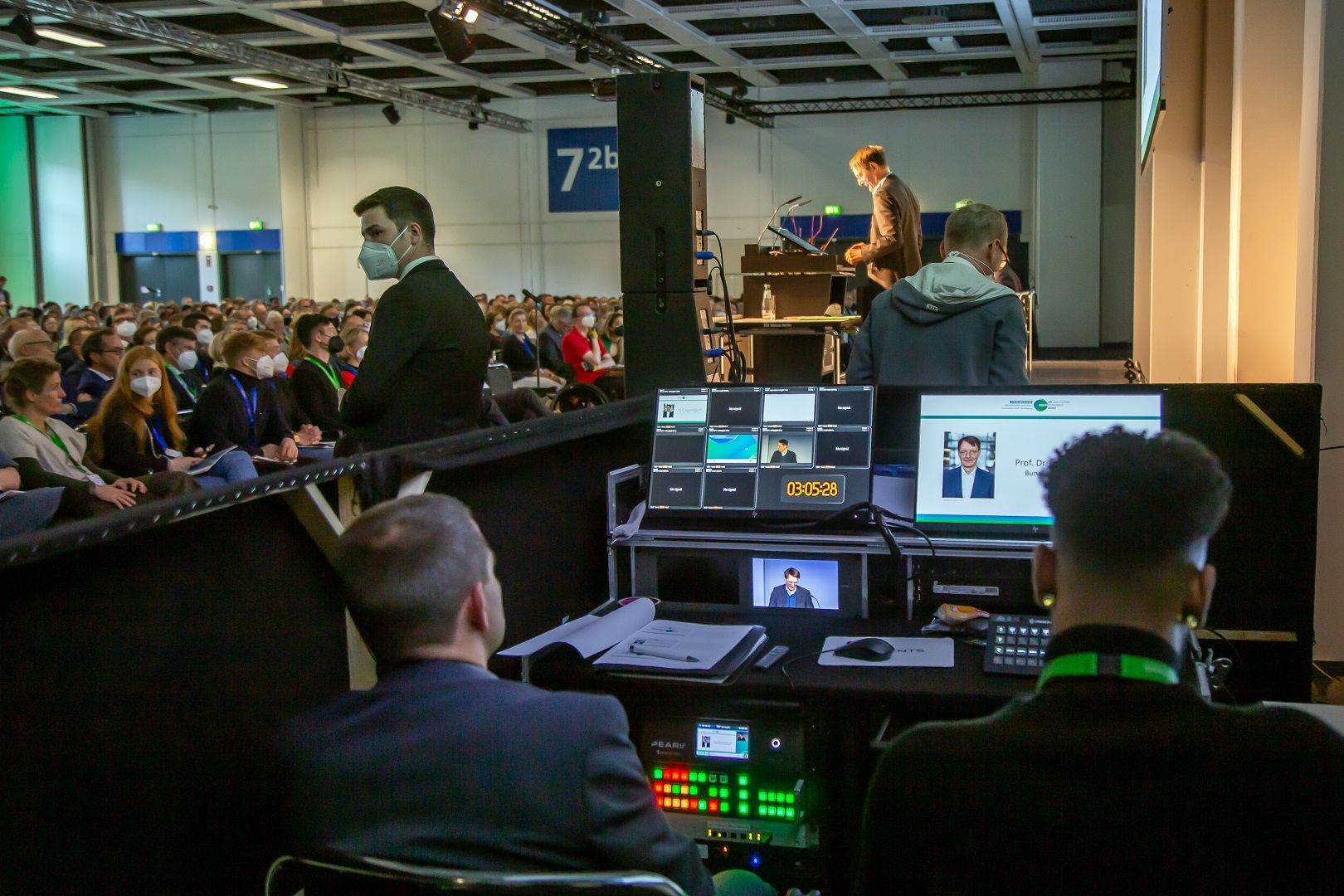 Blick auf Regie und Veranstaltungstechnik während eines Vortags beim Deutschen Krebskongress 2022