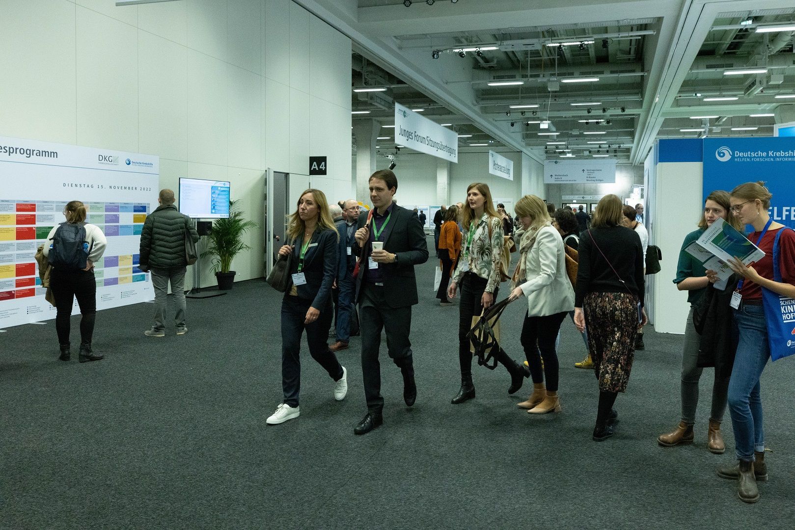 Teilnehmende auf den Gängen des CityCubes Berlin während des Deutschen Krebskongress 2022
