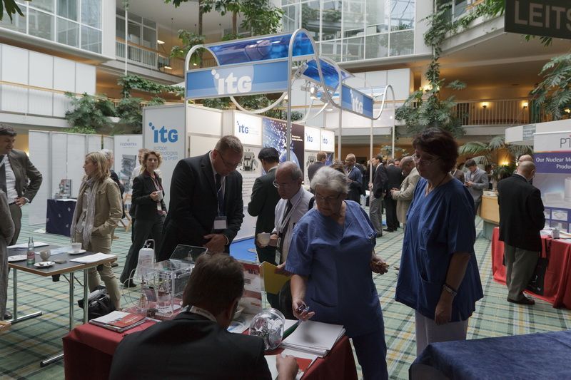 Menschen in der Industrieausstellung beim Theranostics World Congress 2011 in Bad Berka