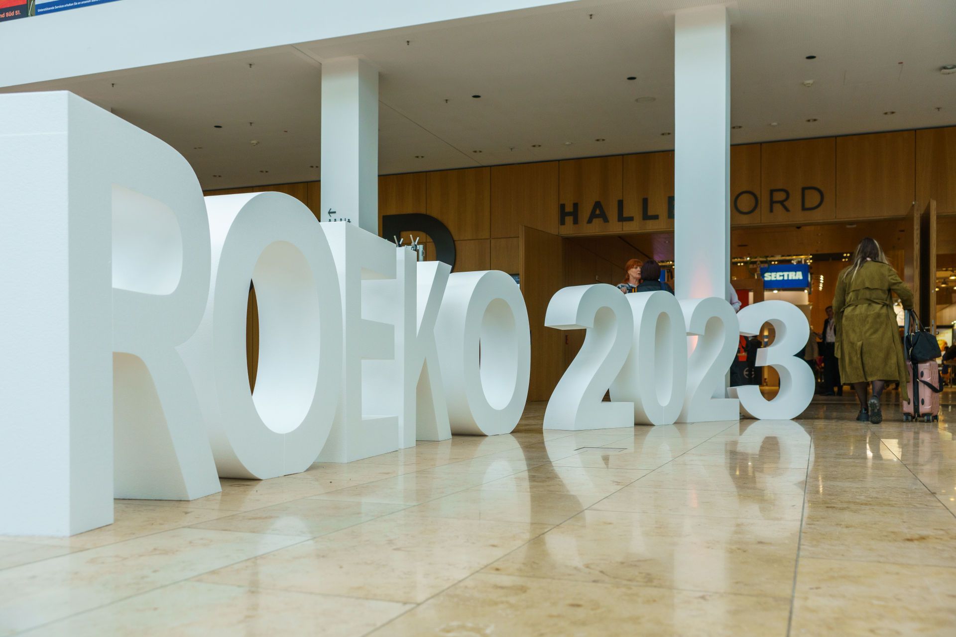 Foyer des Deutschen Röntgenkongress 2023 mit großen weißen Buchstaben und Zahlen, die