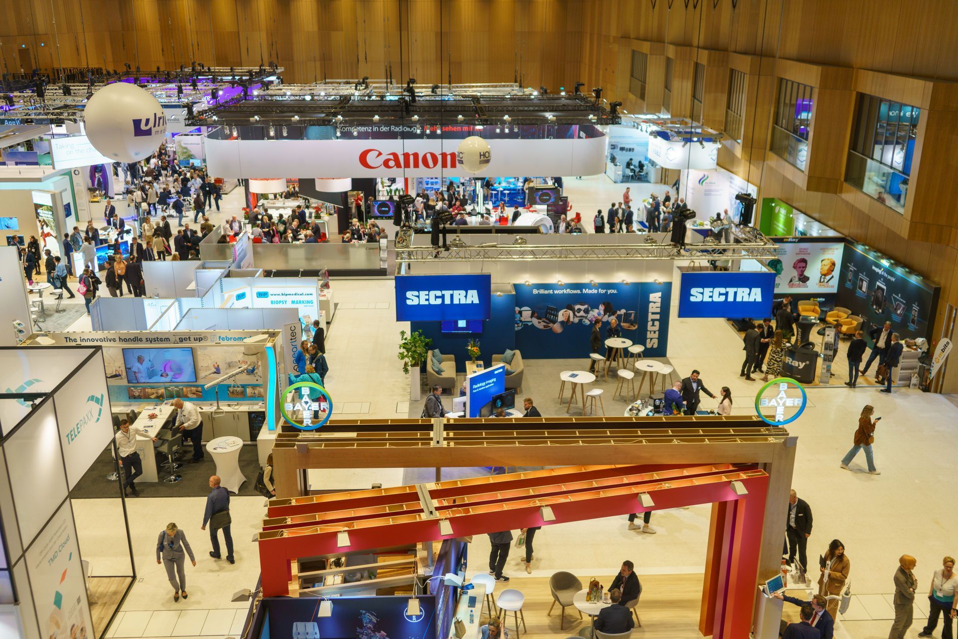 Impressionen der Industrieausstellung beim Röntgenkongress 2023: Panorama- Ansicht von oben