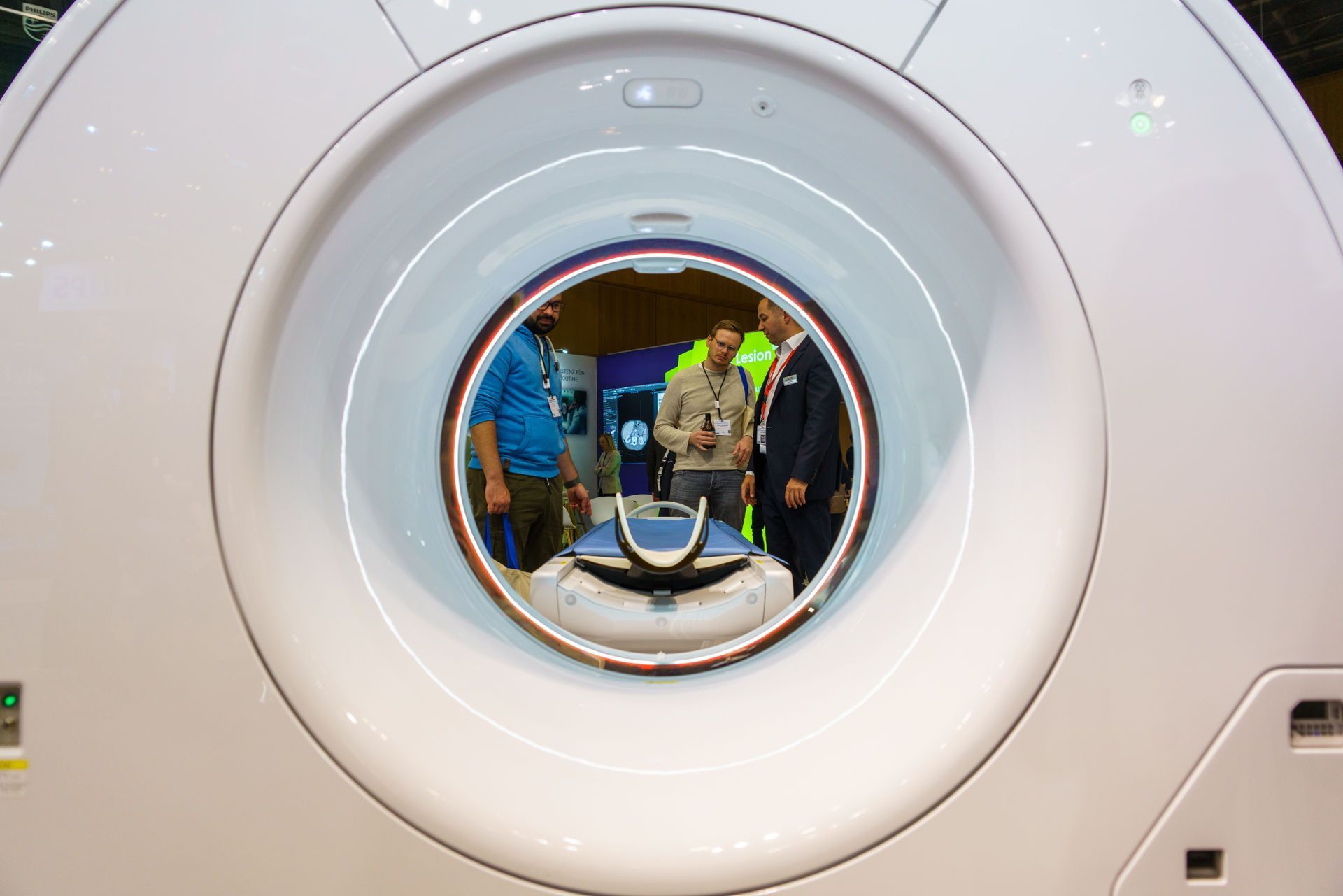Impressionen der Industrieausstellung beim Röntgenkongress 2023: Blick durch ein Computertomographen (CT)