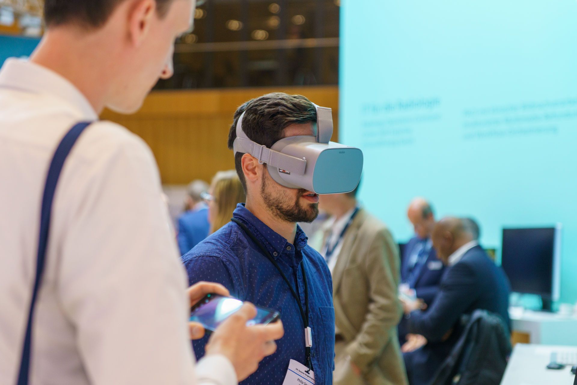 Impressionen der Industrieausstellung beim Röntgenkongress 2023: Teilnehmer mit VR-Brille
