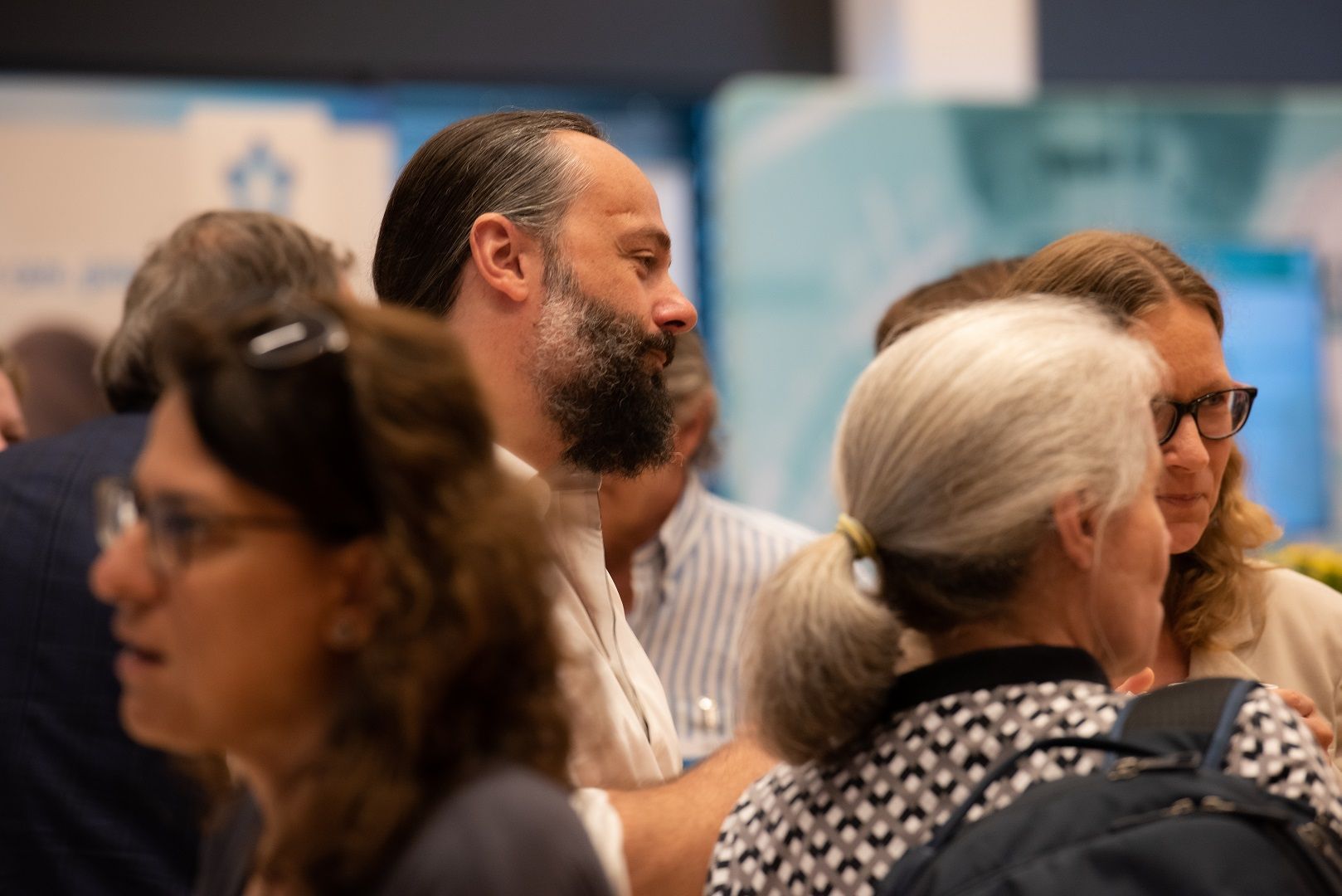 Menschen in der Industrieausstellung beim Theranostics World Congress 2022 in Wiesbaden