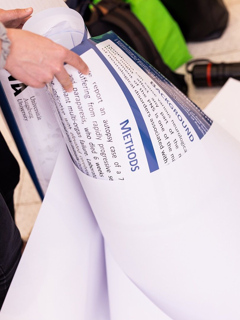 eine ausgerolltes Posterabstract kurz bevor es bei der DGPatho 2022 aufgehängt wird 
