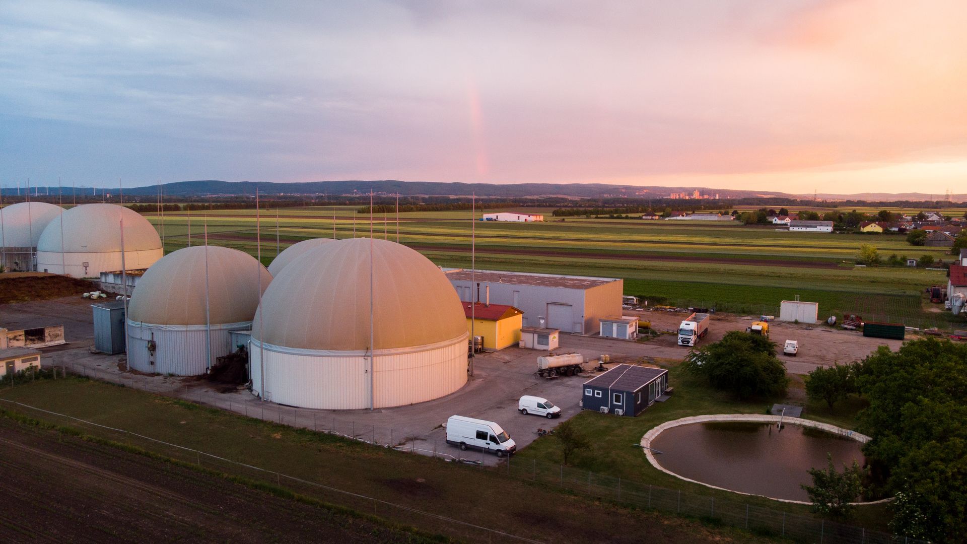 EVM Biogasanlage im Sonnenuntergang