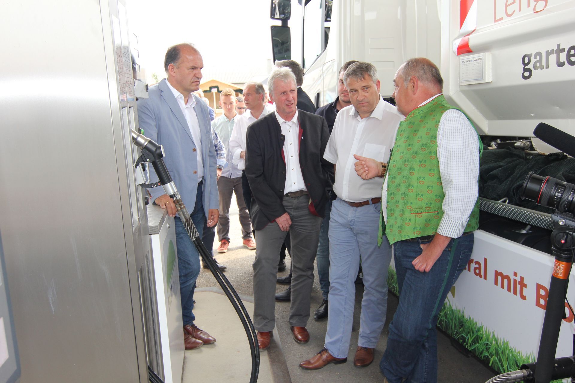 EVM-Team bei der Betankung eines Biogas-LKW