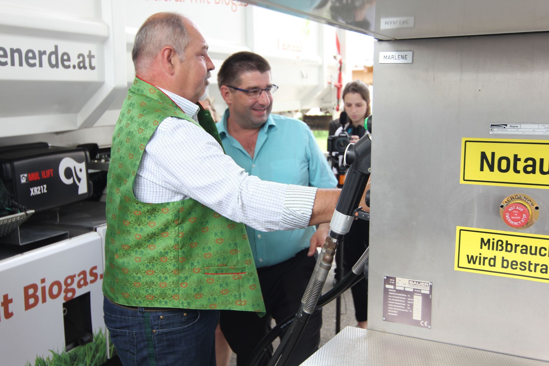 LKW wird mit Biodiesel betankt EVM