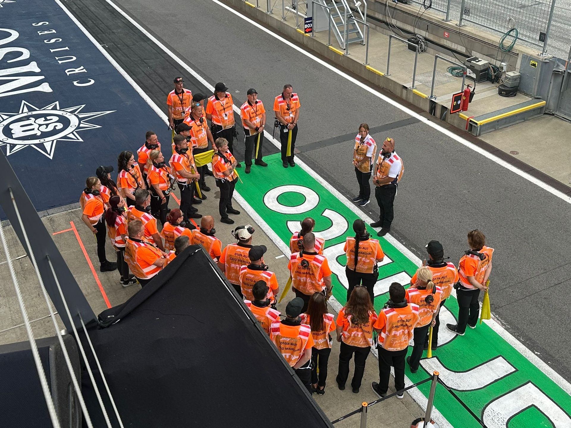 motorsport gesamte Mannschaft vor 2 Rennautos