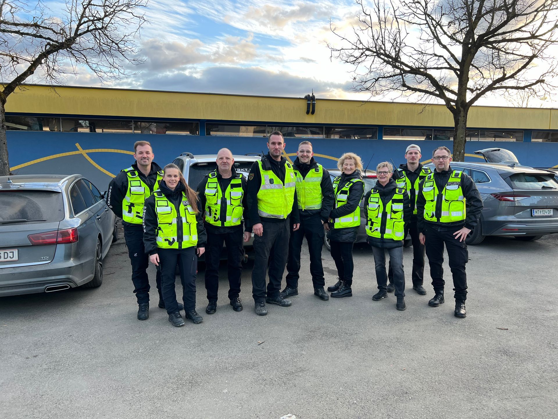 security team mit orangen shirts