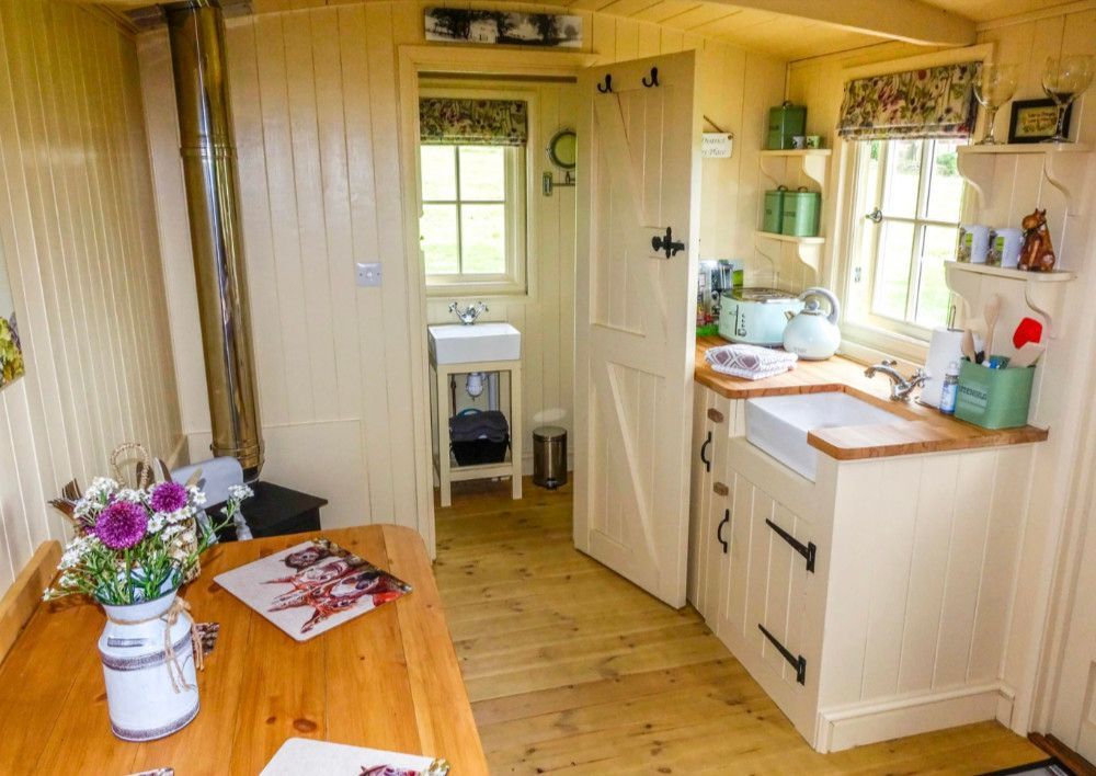 Cosy shepherd hut in a Cotswold meadow at Penguin Barn Glamping