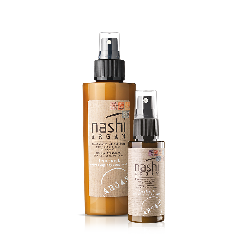 Due prodotti per capelli Nashi Argan in flaconi con erogatore spray. Flaconi marroni con etichette beige.